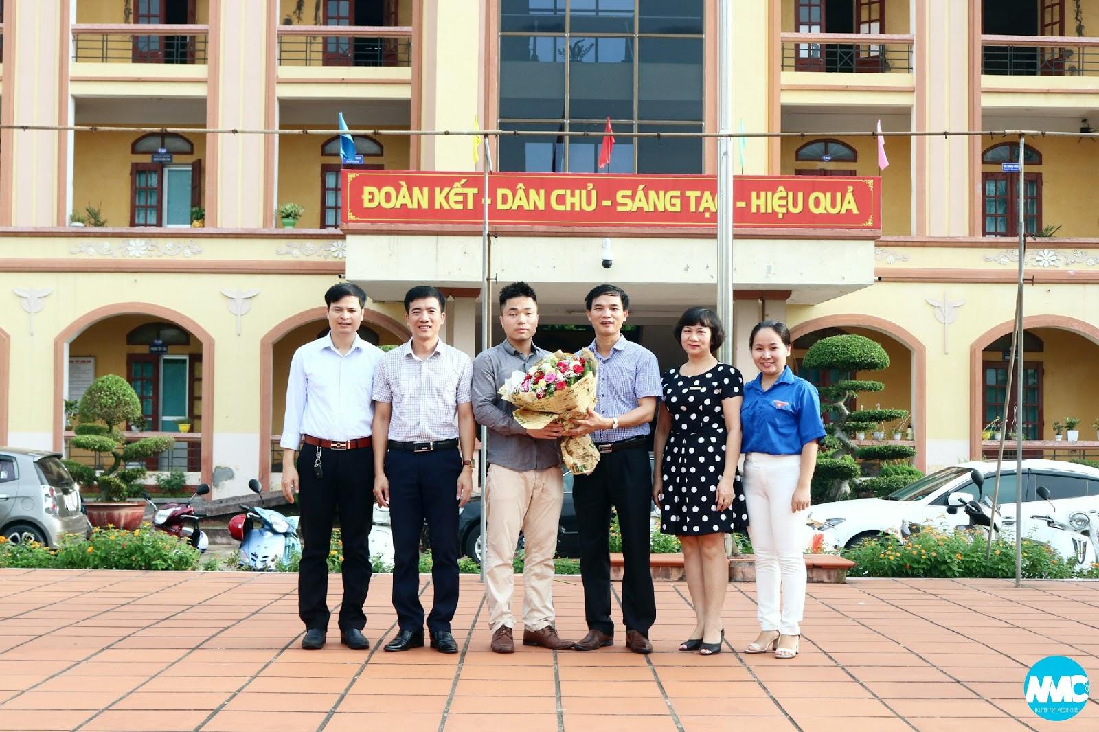 Tiến sĩ Phạm Thành Thái (ở giữa) chụp ảnh lưu niệm cùng Ban Lãnh đạo, cựu Bí thư Đoàn trường THPT chuyên Nguyễn Trãi (28-8-2017)